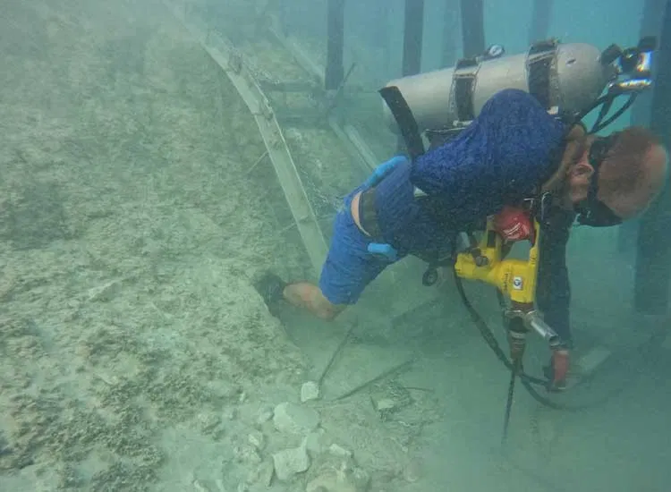 Fixing barrier under ocean